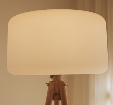 LÁMPARA DE PIE DE DISEÑO CON PATAS DE MADERA CHLOE 140 | USO INTERIOR