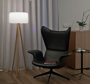 LÁMPARA DE PIE DE DISEÑO CON PATAS DE MADERA CHLOE 140