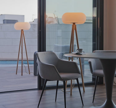 LÁMPARA DE PIE DE DISEÑO CON PATAS DE MADERA DENISE 140