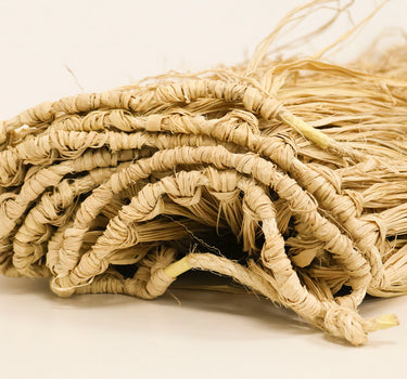 Guirnalda decorativa de flecos de rafia natural