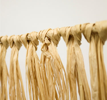 Guirnalda decorativa de flecos de rafia natural