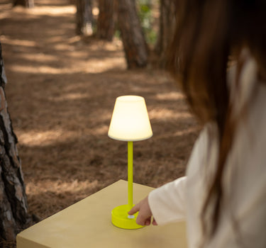 Lámpara de Mesa Lola Slim 30 Color Lima