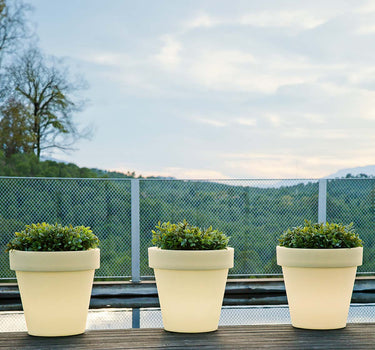 MACETERO REDONDO CON LUZ MAGNOLIA 45