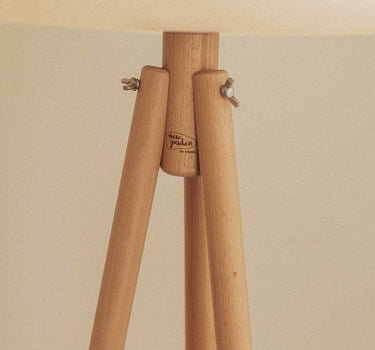 LÁMPARA DE PIE DE DISEÑO CON PATAS DE MADERA DENISE 140