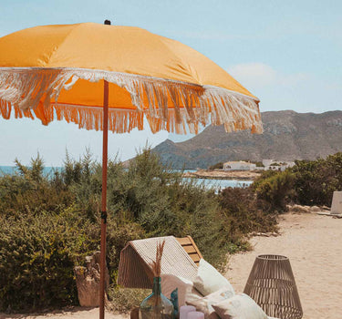 Sombrilla vintage naranja con flecos ø170 x 210 cm.