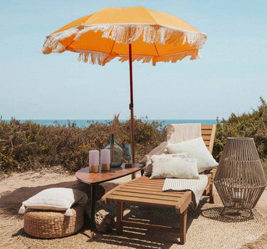 Sombrilla vintage naranja con flecos ø170 x 210 cm.