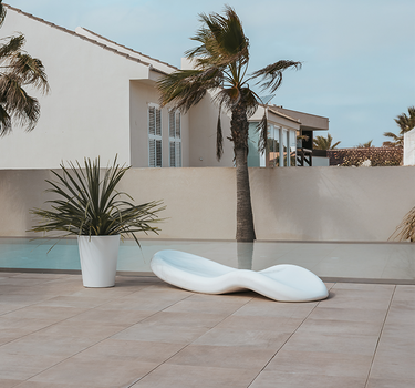 Tumbona Rasa en colores blanco, beige, topo y azul (REACONDICIONADA)