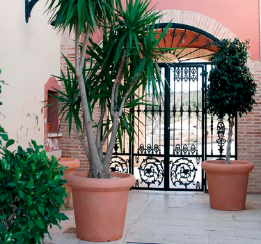 Macetero redondo de color ROSA 75 RÚSTICA