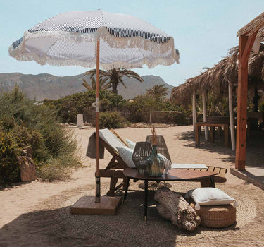 Sombrilla vintage de rayas azul marino con flecos ø180 x 230 cm.