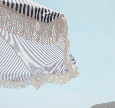 Sombrilla vintage de rayas azul marino con flecos ø180 x 230 cm.