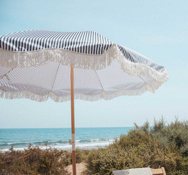 Sombrilla vintage de rayas azul marino con flecos ø180 x 230 cm.