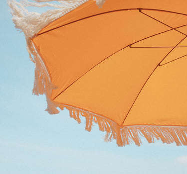 Sombrilla vintage naranja con flecos ø170 x 210 cm.