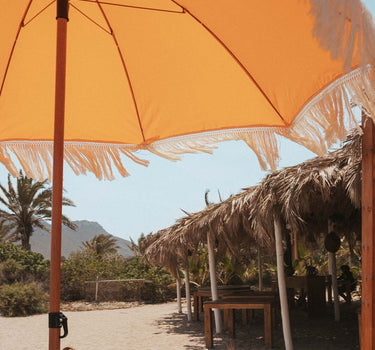 Sombrilla vintage naranja con flecos ø170 x 210 cm.