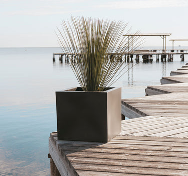 Macetero cuadrado de color NARCISO 60