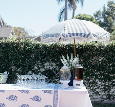 Sombrilla vintage de rayas azul marino con flecos ø180 x 230 cm.